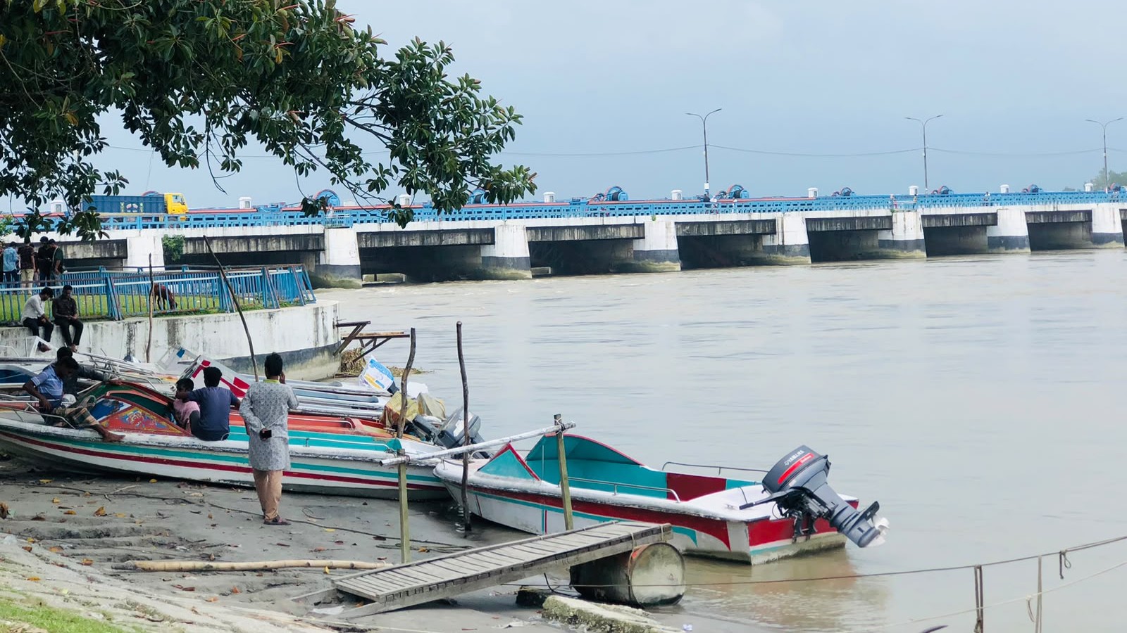 ভ্যাপসা গরমে তিস্তা ব্যারেজে পর্যটকশূন্য, বিপাকে ক্ষুদ্র ব্যবসায়ীরা